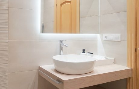 Espejo con luz integrada en el baño